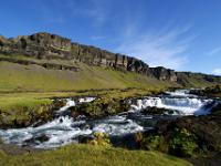 Rauschender Bach unter schroffer Felswand